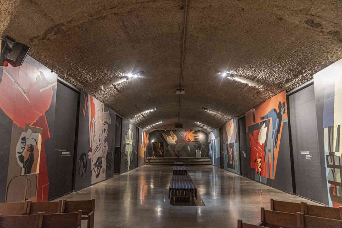 Guipúzcoa - Oñati 32 - santuario de Arantzazu - cripta.jpg